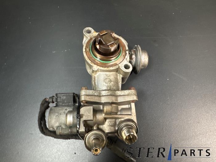 Gebruikte Brandstofpomp Mechanisch Mercedes E (W212) E-200 CGI 16V BlueEfficiency Prijs € 195,00 Margeregeling aangeboden door Sterparts Mercedes specialist