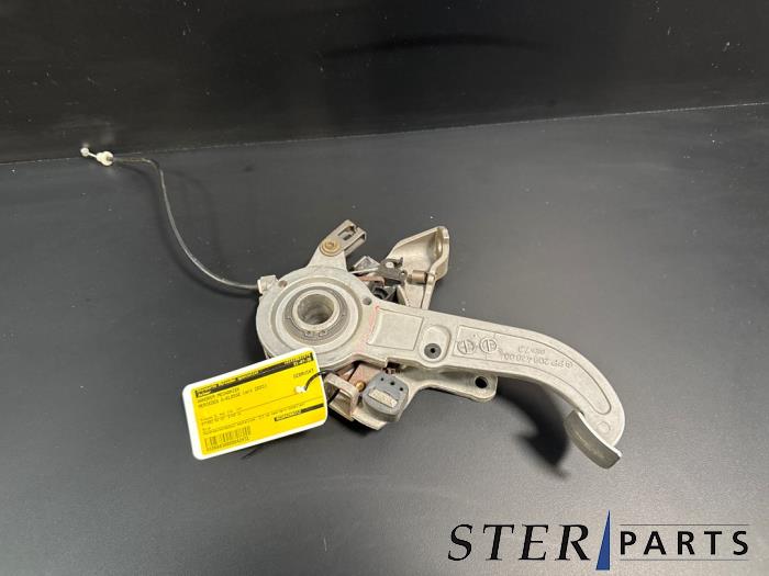 Gebruikte Handrem Mechaniek Mercedes C (W203) 2.2 C-200 CDI 16V Prijs € 35,00 Margeregeling aangeboden door Sterparts Mercedes specialist