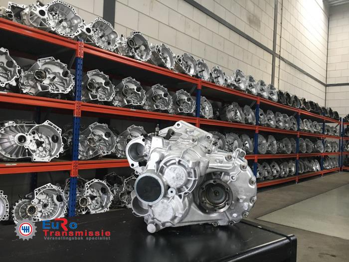 Versnellingsbak van een Volkswagen Touran (1T1/T2) 2.0 TDI 16V 136 2010