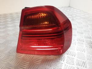 Gebruikte Achterlicht rechts BMW 3 serie (E90) 320i 16V Prijs € 40,00 Margeregeling aangeboden door Bentie's autodemontage