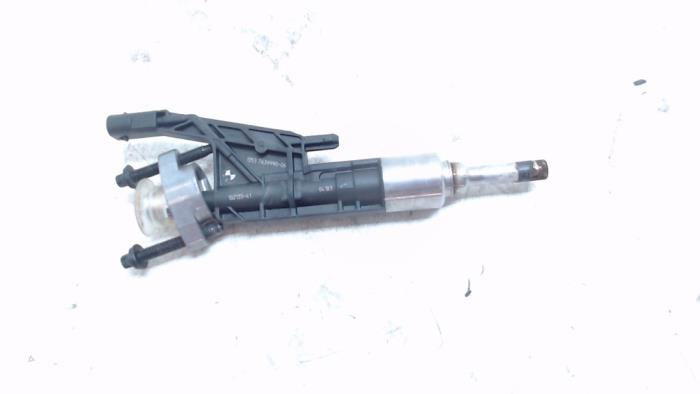 Injector (benzine injectie) van een BMW 5 serie Touring (G31) 520i 2.0 TwinPower Turbo 16V 2018