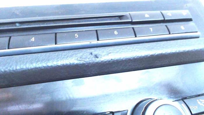 Radiobedienings paneel van een BMW 5 serie Touring (F11) 520d 16V 2013