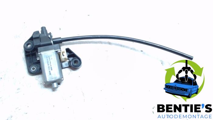 Zonnescherm elektrisch links-achter van een BMW 7 serie (F01/02/03/04) 740d xDrive 24V 2011