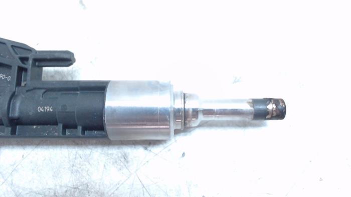 Injector (benzine injectie) van een BMW 5 serie Touring (G31) 520i 2.0 TwinPower Turbo 16V 2018