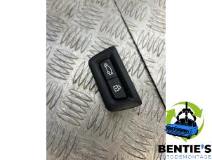 Gebruikte Schakelaar achterklep BMW 1 serie (F40) 116d 1.5 12V TwinPower Prijs € 20,00 Margeregeling aangeboden door Bentie's autodemontage