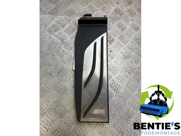 Gebruikte Voetsteun BMW 1 serie (F21) 116i 1.5 TwinPower 12V Prijs € 75,00 Margeregeling aangeboden door Bentie's autodemontage