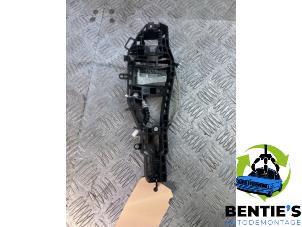 Gebruikte Portiergreep 2Deurs rechts BMW 1 serie (F21) 116i 1.5 TwinPower 12V Prijs € 25,00 Margeregeling aangeboden door Bentie's autodemontage