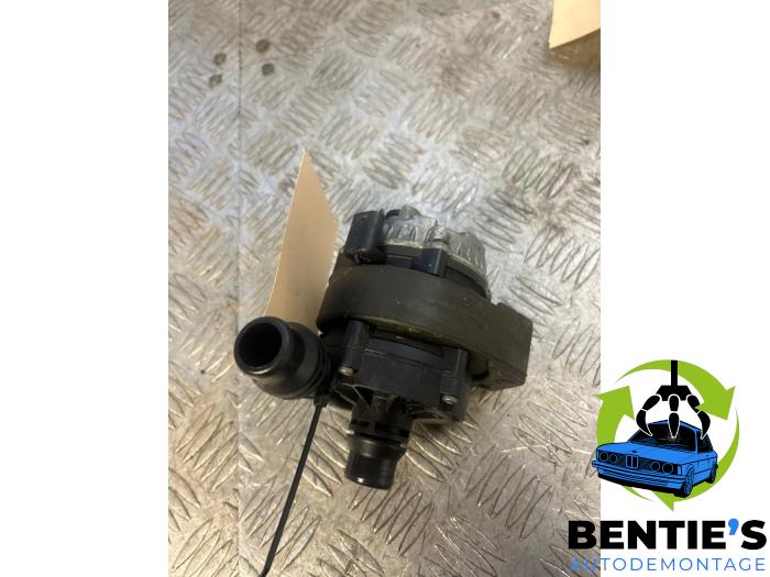 Gebruikte Waterpomp BMW 3 serie (F30) 330e Prijs € 75,00 Margeregeling aangeboden door Bentie's autodemontage