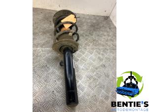 Gebruikte Schokbreker rechts-voor BMW 2 serie Active Tourer (F45) 218d 2.0 TwinPower Turbo 16V Prijs € 100,00 Margeregeling aangeboden door Bentie's autodemontage