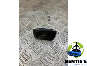 Gebruikte Schakelaar achterklep BMW 5 serie Touring (F11) 525d 16V Prijs € 15,00 Margeregeling aangeboden door Bentie's autodemontage