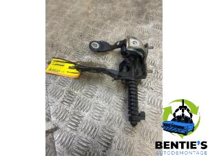 Gebruikte Achterklep Scharnier BMW 3 serie Touring (F31) 320i 2.0 16V Prijs € 45,00 Margeregeling aangeboden door Bentie's autodemontage