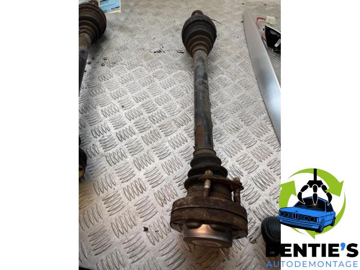 Gebruikte Aandrijfas links-achter BMW 7 serie (E65/E66/E67) 735i,Li 3.6 V8 32V Prijs € 50,00 Margeregeling aangeboden door Bentie's autodemontage