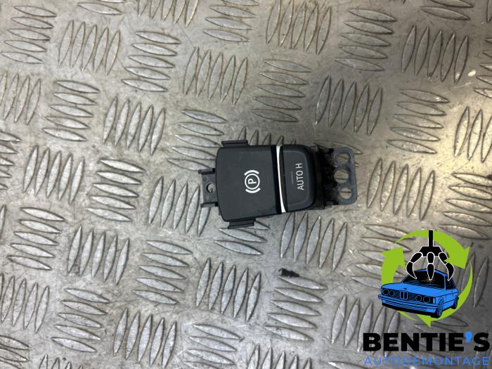Gebruikte Schakelaar handrem BMW 5 serie (G30) 540i 3.0 TwinPower Turbo 24V Prijs € 30,00 Margeregeling aangeboden door Bentie's autodemontage
