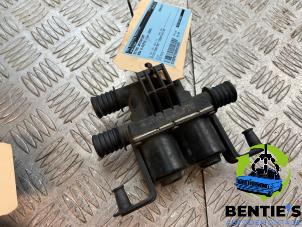 Gebruikte Extra waterpomp BMW 6 serie (E63) 630i 24V Prijs € 30,00 Margeregeling aangeboden door Bentie's autodemontage