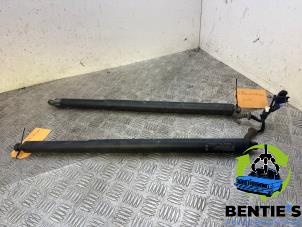 Gebruikte Kofferdekseldemper links-achter BMW 1 serie (F40) 120i 2.0 TwinPower 16V Prijs € 75,00 Margeregeling aangeboden door Bentie's autodemontage