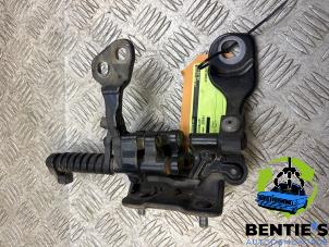 Gebruikte Scharnier Achterklep BMW 3 serie Touring (E91) 318d 16V Prijs € 40,00 Margeregeling aangeboden door Bentie's autodemontage