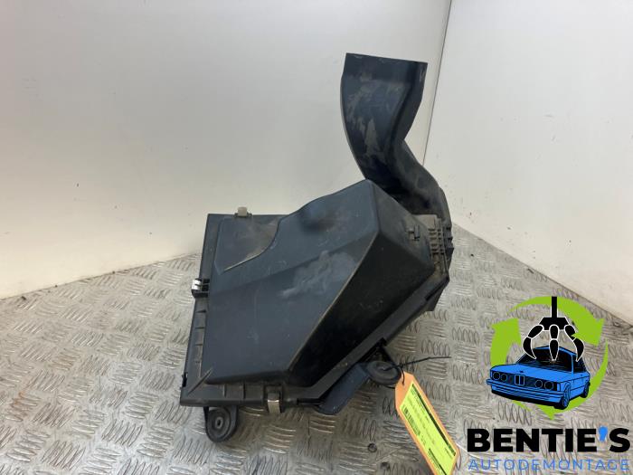 Gebruikte Luchtfilterhuis BMW 1 serie (E81) 123d 16V . Prijs € 30,00 Margeregeling aangeboden door Bentie's autodemontage