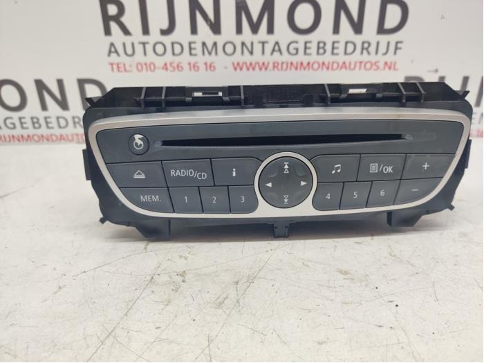 Radio CD Speler van een Renault Twingo II (CN) 1.5 dCi 90 FAP 2011