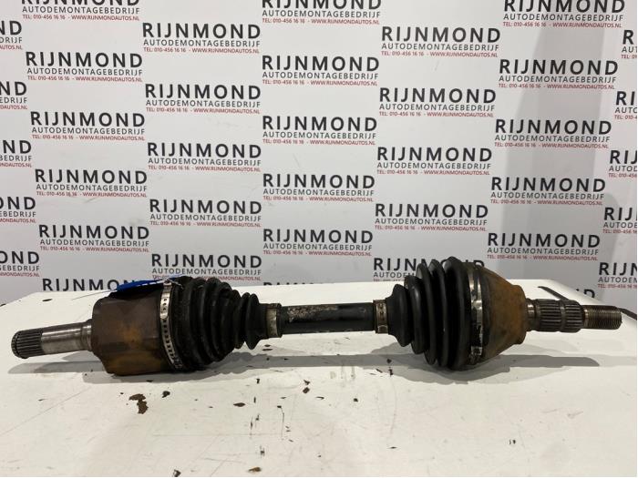 Gebruikte Aandrijfas links-voor Opel Signum (F48) 3.0 CDTI V6 24V Prijs € 30,00 Margeregeling aangeboden door Autodemontage Rijnmond BV