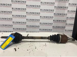 Gebruikte Aandrijfas links-voor Peugeot 207/207+ (WA/WC/WM) 1.4 16V Prijs € 30,00 Margeregeling aangeboden door Autodemontage Rijnmond BV
