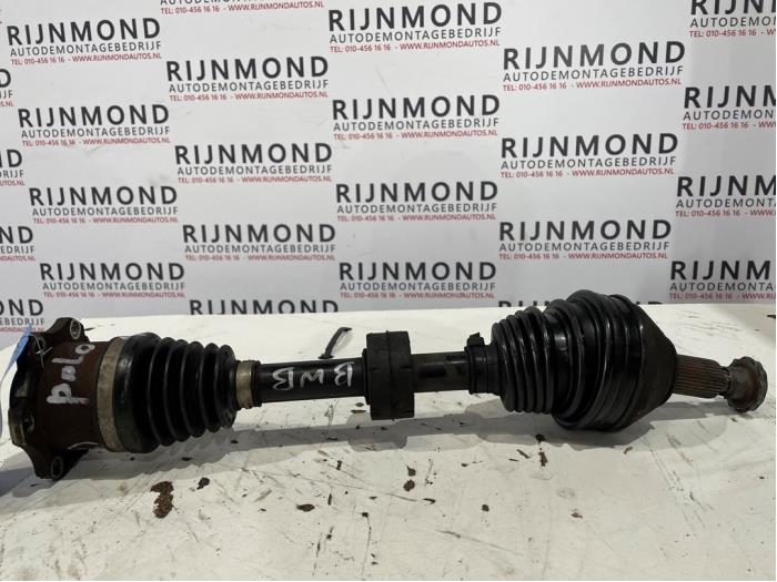 Gebruikte Aandrijfas links-voor Volkswagen Polo IV (9N1/2/3) 1.4 TDI 70 Prijs € 40,00 Margeregeling aangeboden door Autodemontage Rijnmond BV