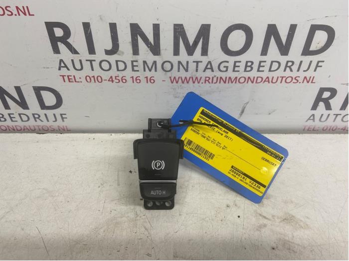 Gebruikte Schakelaar handrem BMW 5 serie (G30) 530e iPerformance Prijs € 40,00 Margeregeling aangeboden door Autodemontage Rijnmond BV