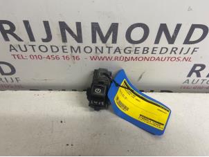 Gebruikte Schakelaar handrem Opel Insignia 2.0 CDTI 16V 160 Ecotec Prijs op aanvraag aangeboden door Autodemontage Rijnmond BV