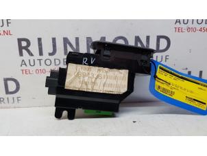 Gebruikte Ruit schakelaar elektrisch Volvo S80 (TR/TS) 2.4 SE 20V 170 Prijs € 15,00 Margeregeling aangeboden door Autodemontage Rijnmond BV