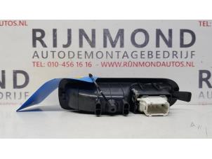 Gebruikte Ruit schakelaar elektrisch Renault Megane II Grandtour (KM) 1.6 16V Prijs € 15,00 Margeregeling aangeboden door Autodemontage Rijnmond BV