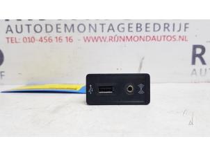 Gebruikte AUX/USB aansluiting Volkswagen Passat Variant (3G5) 1.6 TDI 16V Prijs op aanvraag aangeboden door Autodemontage Rijnmond BV