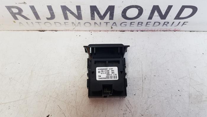 Gebruikte Schakelaar handrem Mercedes A (W176) 2.0 A-45 AMG Turbo 16V 4-Matic Prijs € 18,15 Inclusief btw aangeboden door Autodemontage Rijnmond BV