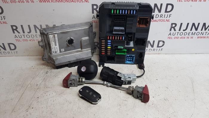 Gebruikte Kontaktslot + computer Peugeot 208 I (CA/CC/CK/CL) 1.0 Vti 12V PureTech Prijs op aanvraag aangeboden door Autodemontage Rijnmond BV