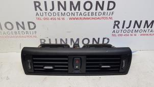 Gebruikte Luchtrooster Dashboard BMW 1 serie (F21) 116i 1.6 16V Prijs € 42,35 Inclusief btw aangeboden door Autodemontage Rijnmond BV