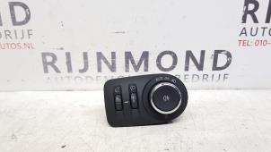 Gebruikte Licht Schakelaar Opel Corsa F (UB/UH/UP) 1.2 Turbo 12V 100 Prijs op aanvraag aangeboden door Autodemontage Rijnmond BV