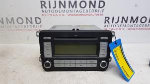 Gebruikte Radio CD Speler Volkswagen Golf Plus (5M1/1KP) 1.9 TDI 105 Prijs € 40,00 Margeregeling aangeboden door Autodemontage Rijnmond BV