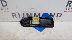 Gebruikte Elektrisch Raam Schakelaar Renault Clio IV (5R) 1.2 16V Prijs € 24,20 Inclusief btw aangeboden door Autodemontage Rijnmond BV
