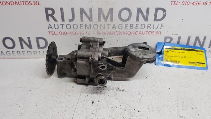 Gebruikte Oliepomp Renault Trafic New (FL) 2.5 dCi 16V 135 Prijs € 50,00 Margeregeling aangeboden door Autodemontage Rijnmond BV