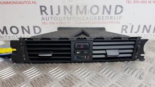 Gebruikte Luchtrooster Dashboard BMW 3 serie (E90) 318i 16V Prijs € 36,30 Inclusief btw aangeboden door Autodemontage Rijnmond BV