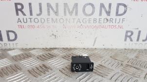 Gebruikte AUX/USB aansluiting BMW 5 serie (F10) 518d 16V Prijs € 30,25 Inclusief btw aangeboden door Autodemontage Rijnmond BV