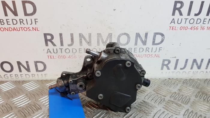 Dieselpomp van een Seat Altea (5P1) 2.0 TDI 16V 2005