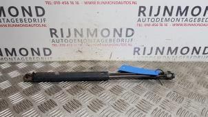 Gebruikte Set Gasdempers Achterklep Volvo V50 (MW) 2.4 20V Prijs op aanvraag aangeboden door Autodemontage Rijnmond BV