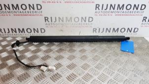 Gebruikte Gasdemper links-achter Peugeot 3008 II (M4/MC/MJ/MR) 1.2 12V e-THP PureTech 130 Prijs op aanvraag aangeboden door Autodemontage Rijnmond BV