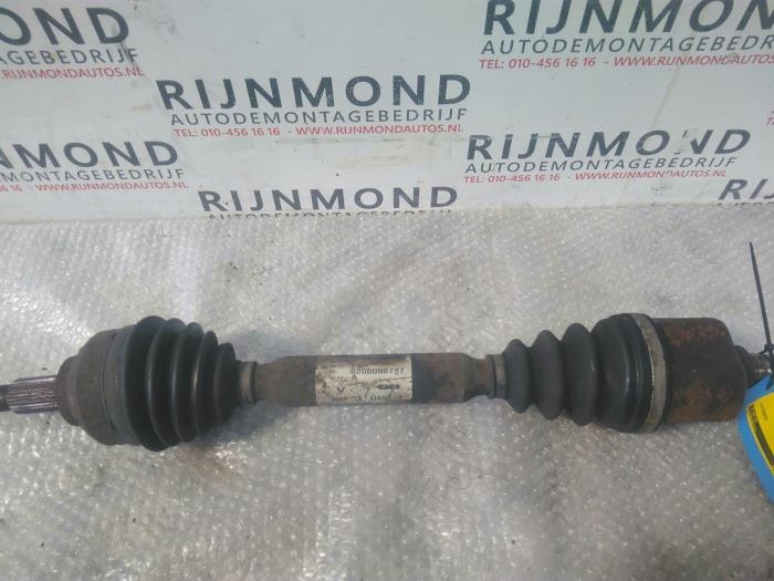Gebruikte Aandrijfas links-voor Renault Vel Satis (BJ) 3.5 V6 24V Autom. Prijs € 135,00 Margeregeling aangeboden door Autodemontage Rijnmond BV