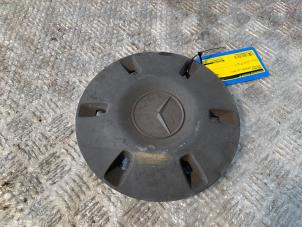 Gebruikte Naafkapje Mercedes Sprinter 3t (906.61) 210 CDI 16V Prijs € 10,00 Margeregeling aangeboden door Autodemontage Rijnmond BV