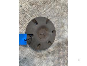 Gebruikte Naafkapje Mercedes Sprinter 3t (906.61) 210 CDI 16V Prijs € 10,00 Margeregeling aangeboden door Autodemontage Rijnmond BV