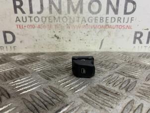 Gebruikte Raam schakelaar elektrisch Audi A1 Sportback (8XA/8XF) 1.2 TFSI Prijs € 12,10 Inclusief btw aangeboden door Autodemontage Rijnmond BV