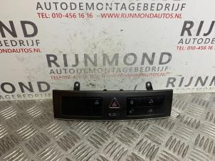 Gebruikte Paniekverlichtings Schakelaar Mercedes C Sportcoupé (C203) 2.2 C-220 CDI 16V Prijs op aanvraag aangeboden door Autodemontage Rijnmond BV