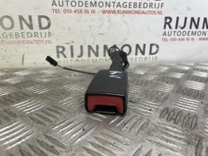 Gebruikte Veiligheidsgordel Insteek rechts-voor Volkswagen Golf VI (5K1) 1.6 TDI 16V Prijs op aanvraag aangeboden door Autodemontage Rijnmond BV