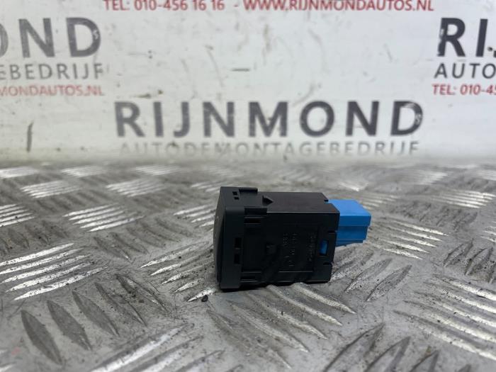 Start/Stop schakelaar van een Nissan Qashqai (J11) 1.3 DIG-T 140 16V 2020