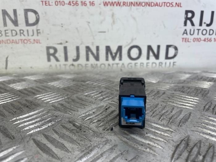 Start/Stop schakelaar van een Nissan Qashqai (J11) 1.3 DIG-T 140 16V 2020